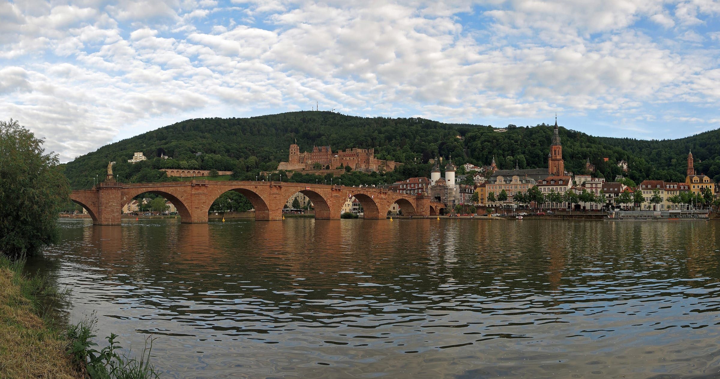 Blick über den Neckar auf die Alte Brücke, die Heidelberger Altstadt und das Schloss am Hang